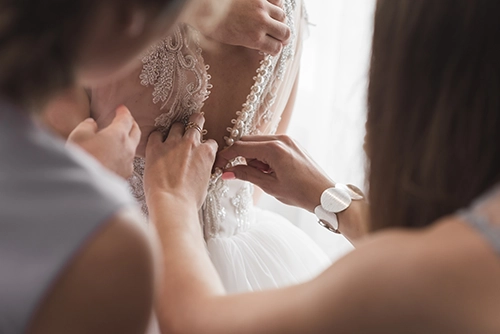 bride-dressing-up