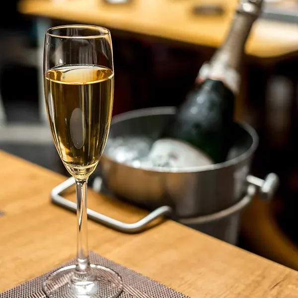glass-champagne-table-side-vjew